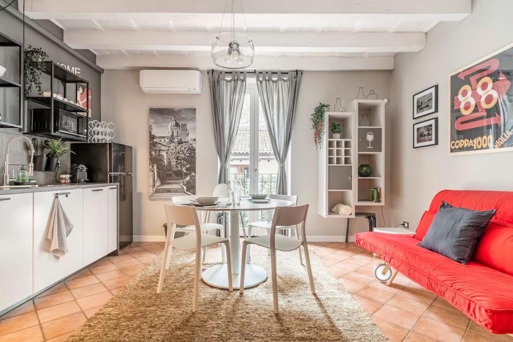 L'Atelier Del Centro: Tra Design, Storia E Fascino Apartment Brescia Bagian luar foto