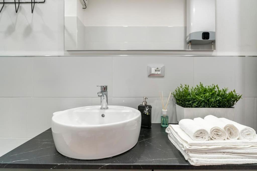 L'Atelier Del Centro: Tra Design, Storia E Fascino Apartment Brescia Bagian luar foto