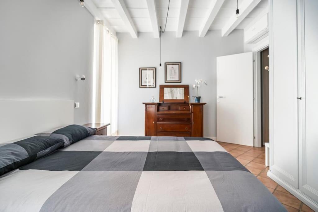 L'Atelier Del Centro: Tra Design, Storia E Fascino Apartment Brescia Bagian luar foto